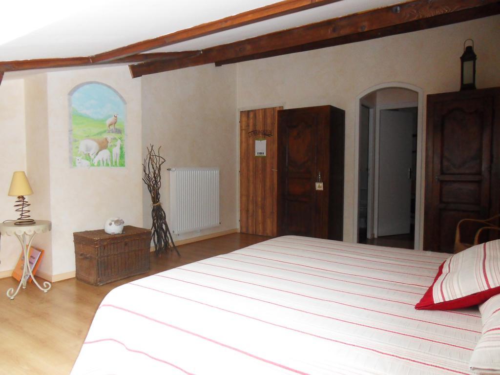 L'Estapade Des Tourelons Bed and Breakfast Saint-Jean-en-Royans Rum bild