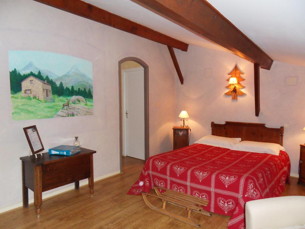 L'Estapade Des Tourelons Bed and Breakfast Saint-Jean-en-Royans Rum bild